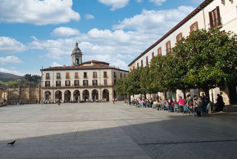 Oñati fue elegido en 2023 por la ONU entre los mejores destinos rurales del mundo por su turismo sostenible y su entorno natural. Oñati fue elegido en 2023 por la ONU entre los mejores destinos rurales del mundo por su turismo sostenible y su entorno natural.