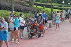 Florida: Récord de casos y a la vez largas colas para entrar a Disney
