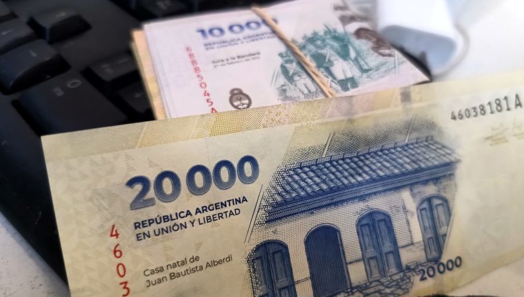 La caída de la base monetaria se explica en gran medida por la baja de los plazos fijos en pesos y la suba de depósitos en dólares.