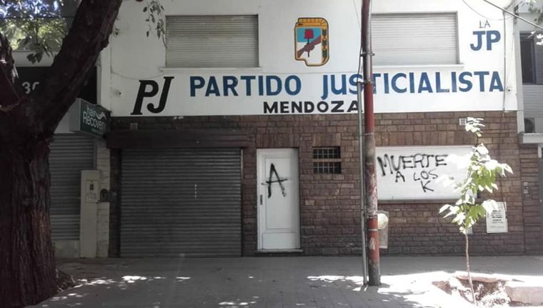 La sede del PJ en la calle San Lorenzo fue vandalizada en varias oportunidades Foto: Facebook Guilermo Carmona