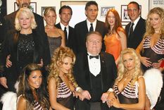 Larry Flynt rodeado de modelos hot.