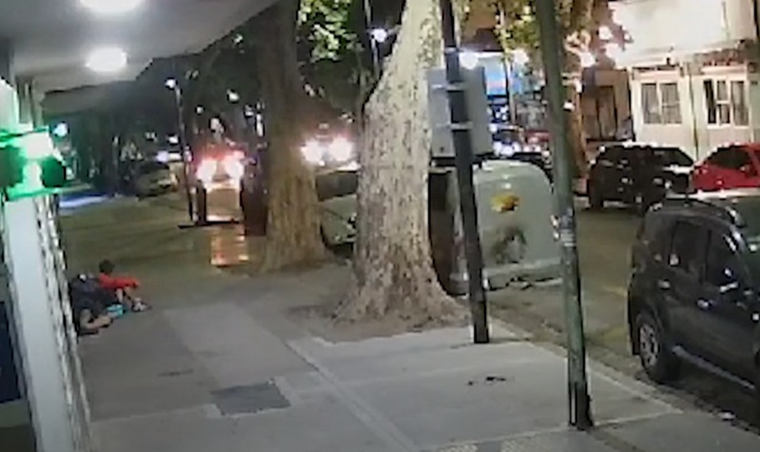 El agresor la atropelló. La víctima está internada. Foto: Captura de video