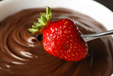 Dulzura que enamora: receta de frutillas con chocolate derretido perfecta para el verano.