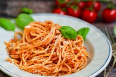 Admira esta bella imagen de espagueti rojo. Se te hace agua la boca, ¿no? Prepara el platillo y disfruta.