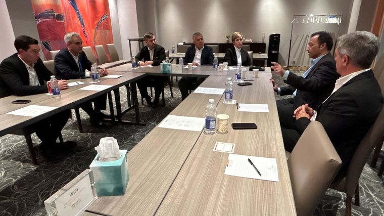 Alfredo Cornejo, Jimena Latorre y Joe Mazumbdar (derecha) en Canadá Foto: Gobierno de Mendoza