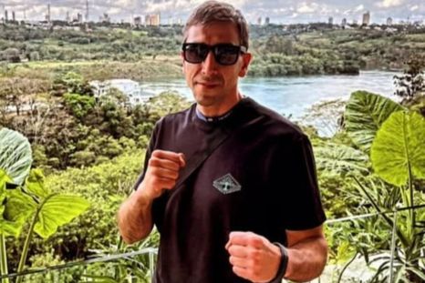 El hombre era un profesor de boxeo que se encontraba celebrando en una plaza con sus alumnos. El hombre era un profesor de boxeo que se encontraba celebrando en una plaza con sus alumnos.