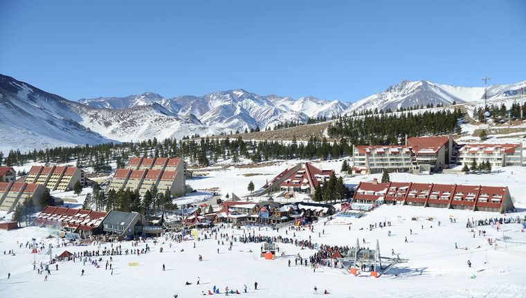 La cantidad de nieve acumulada hasta el momento ha retrasado el arranque de la apertura de las pistas de esquí en Las Leñas.