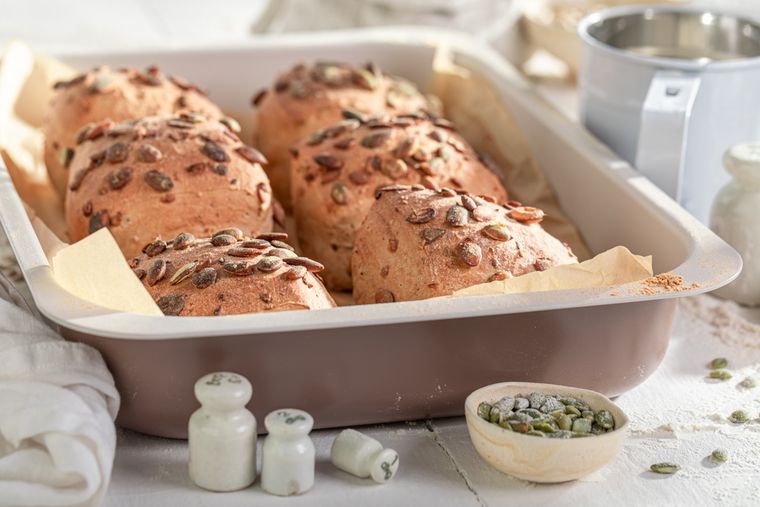 Algunas variantes de la receta de pan casero con semillas incluyen avena o frutos secos. Algunas variantes de la receta de pan casero con semillas incluyen avena o frutos secos.