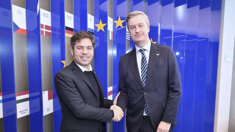 Axel Kicillof junto al embajador de la Unión Europea en Argentina, Erik Høeg.