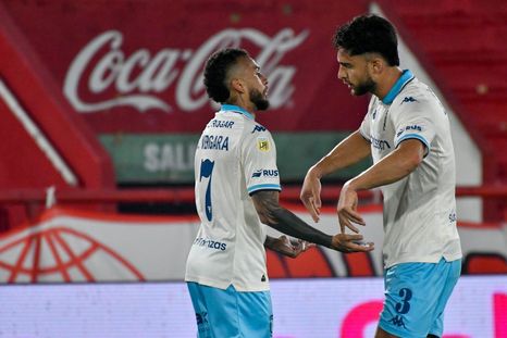 Duván Vergara festeja su gol con Di Cesare, en el 1-0 de Racing ante Huracán. Duván Vergara festeja su gol con Di Cesare, en el 1-0 de Racing ante Huracán.