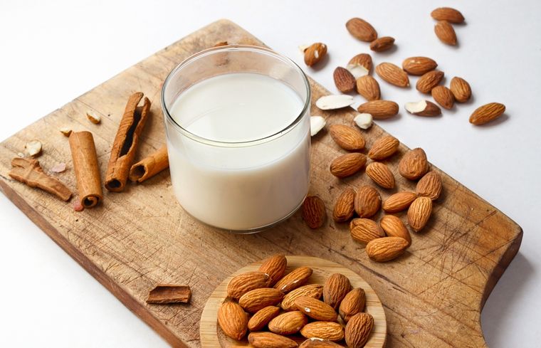 La leche de almendras es una receta que se consumía en la Edad Media como sustituto de la leche animal durante los ayunos religiosos. La leche de almendras es una receta que se consumía en la Edad Media como sustituto de la leche animal durante los ayunos religiosos.