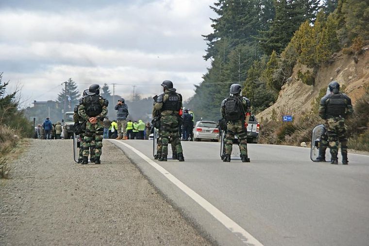 Retenes La tensión llegó a tal punto que las autoridades impidieron el avance de las marchas por temor a enfrentamientos. Fotos: Facebook de Alfredo López.