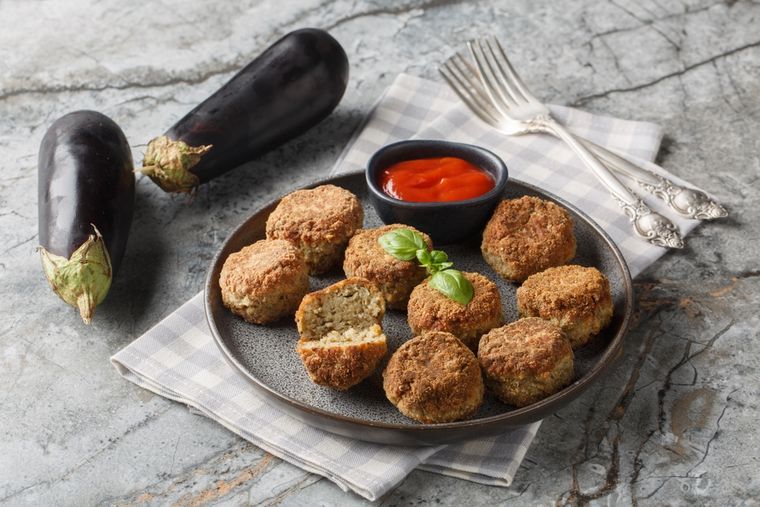 El secreto de una buena receta de albóndigas de berenjena está en escurrir bien la verdura para que no queden blandas. El secreto de una buena receta de albóndigas de berenjena está en escurrir bien la verdura para que no queden blandas.