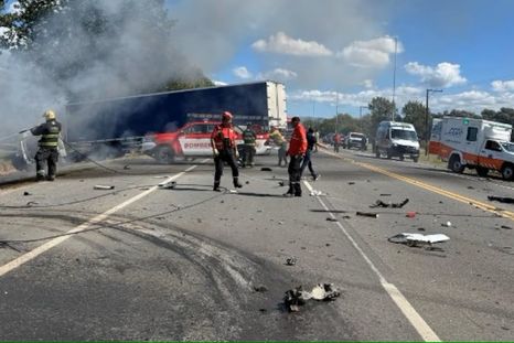 Según los primeros peritajes, el auto circulaba en dirección Villa Allende-Córdoba y, por razones que aún se intentan esclarecer, cruzó de carril e impactó de frente contra el camión. Foto: Policía de Córdoba