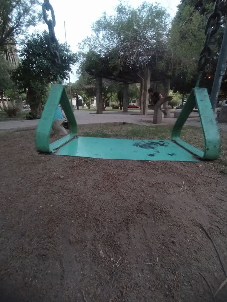 Uno de los carteles de la plaza se cayó. Uno de los carteles de la plaza se cayó.