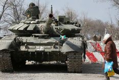 Un tanque ruso en la ciudad ucraniana ocupada de Mariupol en marzo del año pasado. Foto: REUTERS. Un tanque ruso en la ciudad ucraniana ocupada de Mariupol en marzo del año pasado. Foto: REUTERS.