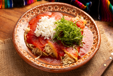 Una buena receta de entomatadas destaca por su salsa, ya que el tomate aporta acidez natural que equilibra perfectamente el pollo y el queso.