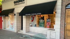 destrozaron el vidrio para entrar en una chocolateria del centro mendocino destrozaron el vidrio para entrar en una chocolateria del centro mendocino