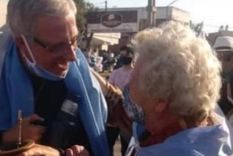 El intendente de Avellaneda de Santa Fe participó de la marcha y anduvo con el barbijo mal colocado