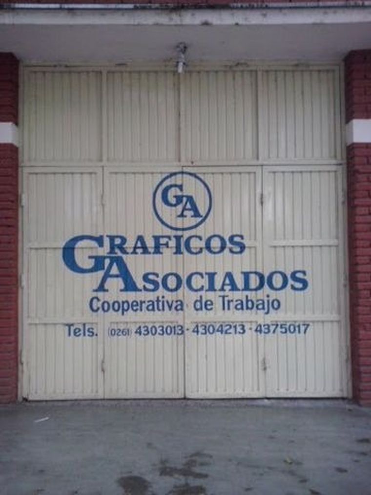 Entrada de la fábrica en calle Santiago del Estero 240 de Ciudad.