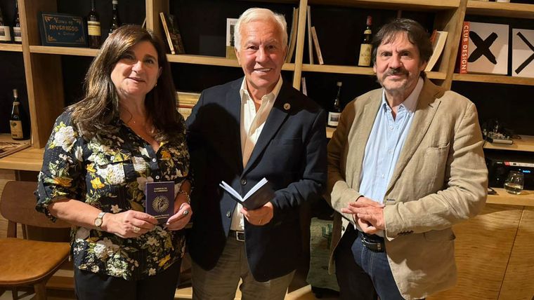 Gabriela Testa le entregó el pasaporte sanmartiniano a Jorge Bailey y Felipe Pigna. Gabriela Testa le entregó el pasaporte sanmartiniano a Jorge Bailey y Felipe Pigna.