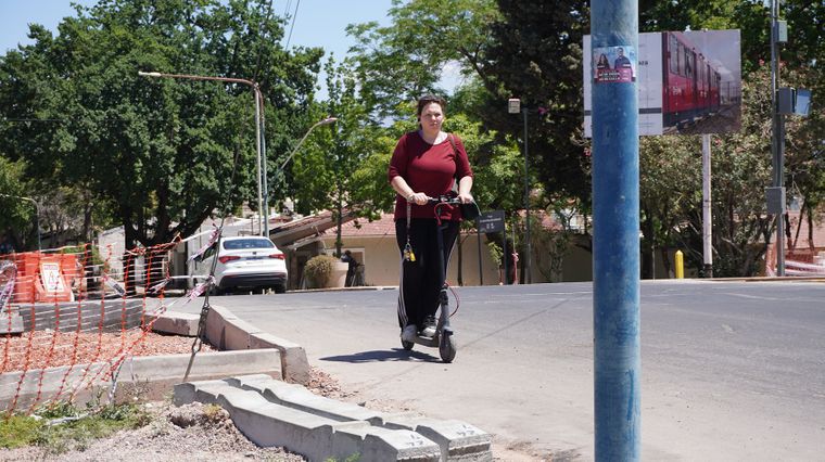 Sobre calle Paraná, un tramo de la ciclovía paralela al Canal Maure obliga a quienes la transitan a que recorran unos metros por la calle. Sobre calle Paraná, un tramo de la ciclovía paralela al Canal Maure obliga a quienes la transitan a que recorran unos metros por la calle.