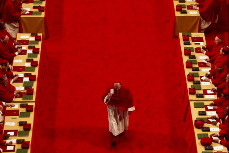 Los cardenales deben llevar el voto doblado y alzado en el aire Foto: Dramatización de la película Cónclave