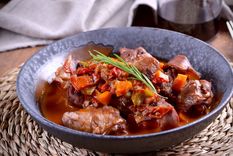 Admira este delicioso e irresistible conejo al vino tinto, perfecto para agasajar a tus amigos o familia