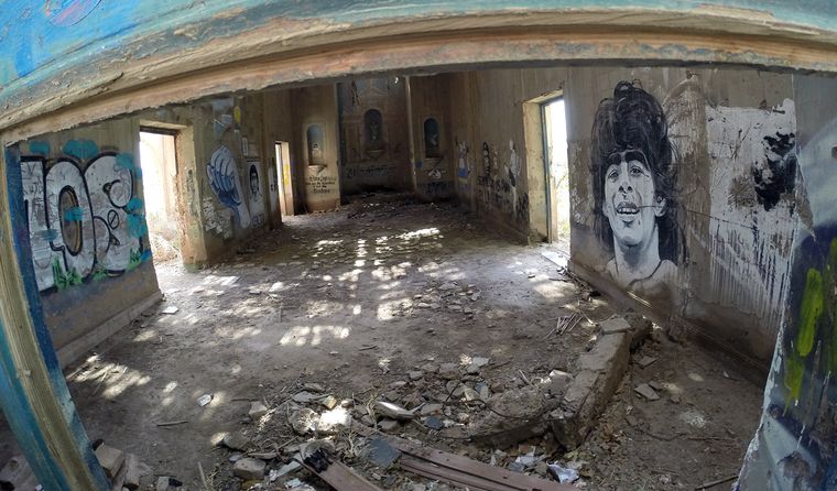 Murales del Diego transformaron una capilla olvidada en un nuevo símbolo de fe popular mendocina.