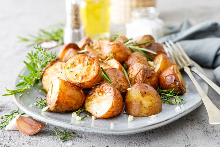 Una rica receta de papas al horno con romero y ajo. Una rica receta de papas al horno con romero y ajo.