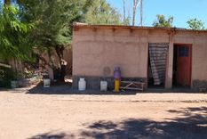 viven en la zona de mayor riqueza de mendoza, pero no tienen agua y dependen de neuquen