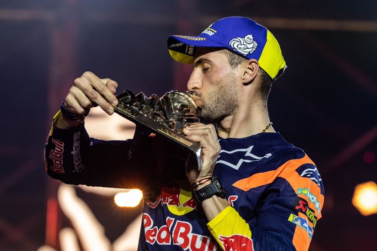Kevin besando el premio por ganar el Dakar. Foto: @dakar