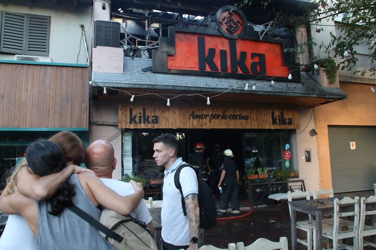 El ingreso al restaurante y el lamento de los dueños. Foto: Maximiliano Ríos/MDZ