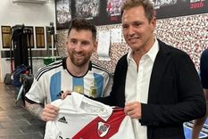 Messi, Brito y la camiseta de River. Foto: @RiverPlate