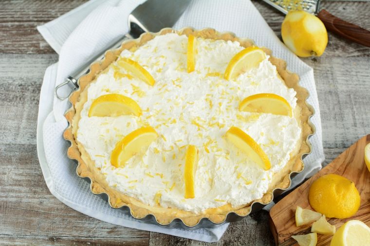 La receta de pie de limón keto se enfría en refrigerador para mejorar su textura. La receta de pie de limón keto se enfría en refrigerador para mejorar su textura.