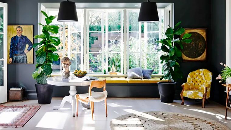 Elegir un esquema de colores sencillos ayuda a que el living parezca más grande. Foto: Future / Lisa Cohen