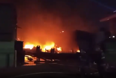 impactantes imagenes del incendio en una planta de reciclaje en barracas