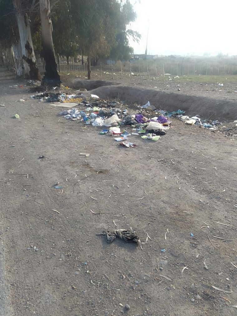 Basura en los alrededores del Centro de Salud 136. Basura en los alrededores del Centro de Salud 136.
