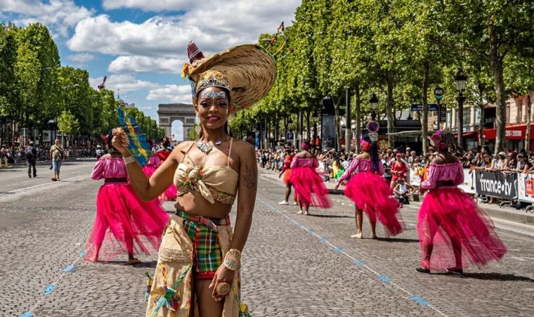 Carnaval en Francia en Champs-Élysées. Se hace durante el mes de julio. Gentileza Lavozdechile Carnaval en Francia en Champs-Élysées. Se hace durante el mes de julio. Gentileza Lavozdechile