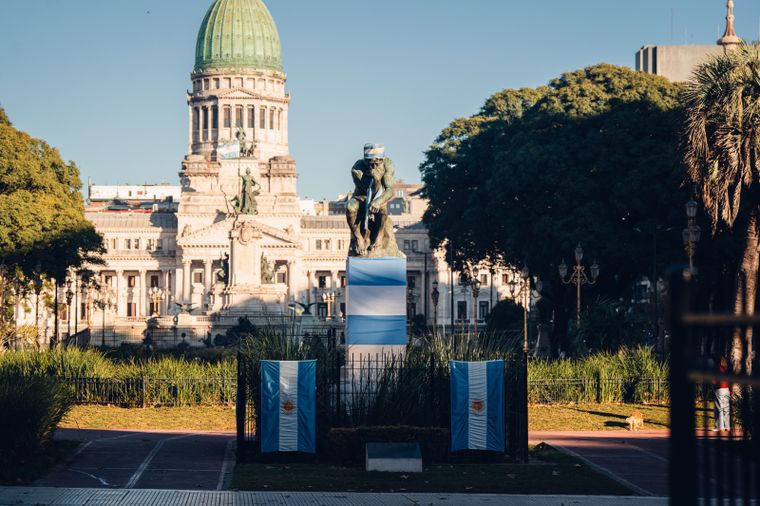 El Pensador, vestido de celeste y blanco, frente al Congreso. El Pensador, vestido de celeste y blanco, frente al Congreso.