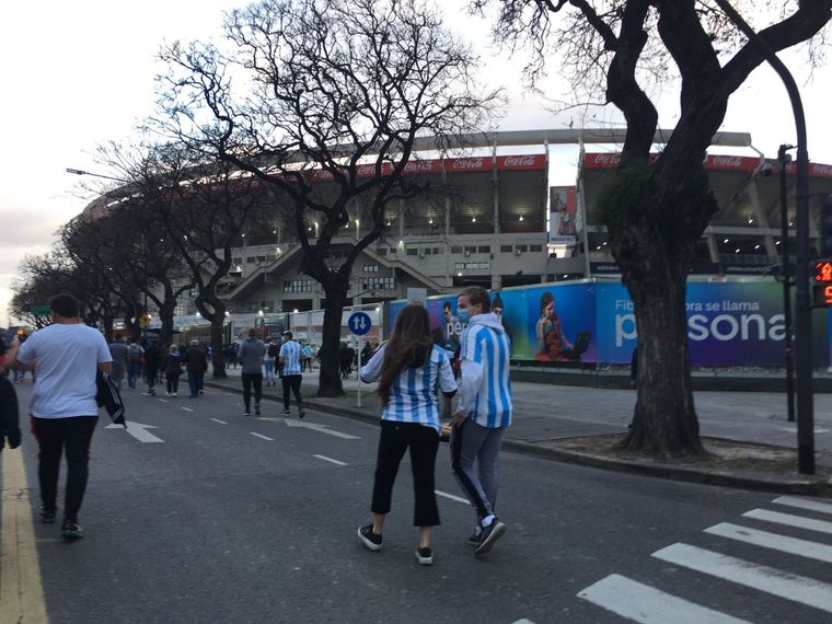 La previa se vive por MDZ Online. Foto: Lucas Burgoa