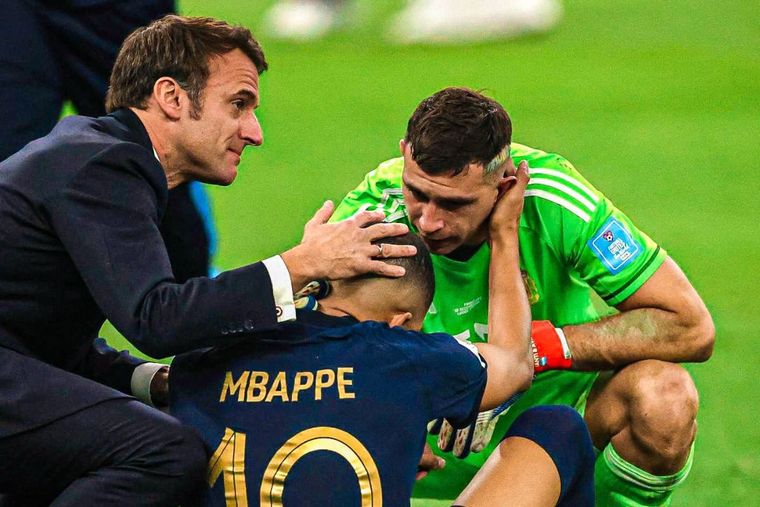 El presidente de Francia, Emmanuel Macron, Dibu Martínez y Kylian Mbappé. Foto: EFE
