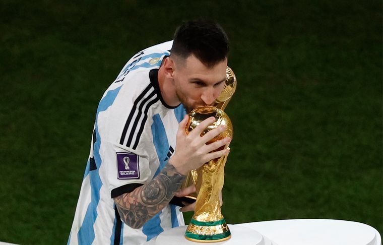 Lionel Messi El capitán de la Selección argentina, el mejor del mundo según The Guardian.