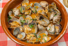 La receta de almejas a la marinera tiene su origen en las regiones costeras del norte de España.