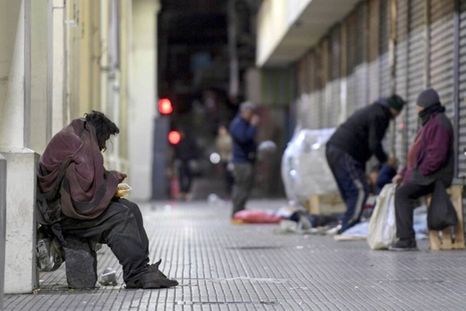Sin plata para alquilar, las familias empiezan a vivir en la calle o sobrepueblan las casas de sus familiares Sin plata para alquilar, las familias empiezan a vivir en la calle o sobrepueblan las casas de sus familiares