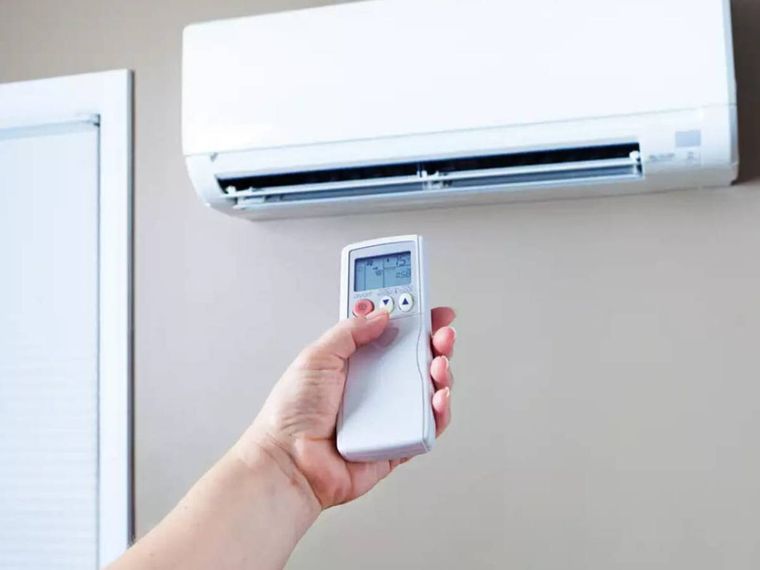 Para ahorrar electricidad hay que evitar que el aire acondicionado trabaje de más. Foto: Freepik