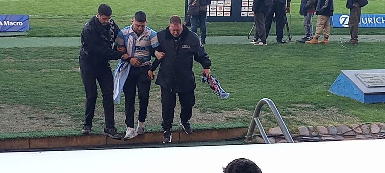 Los jóvenes irrumpieron el campo de juego y fueron retirados