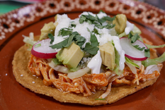 Esta receta se disfruta fría para resaltar el sabor ahumado del chipotle sin ser pesada.