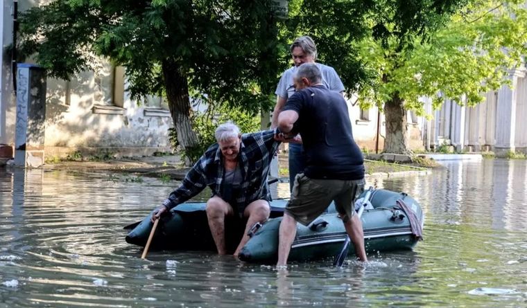evacuados presa Jersón Ucrania Hay cientos de evacuados en la zona del conflicto entre Rusia y Ucrania. Foto: Efe.