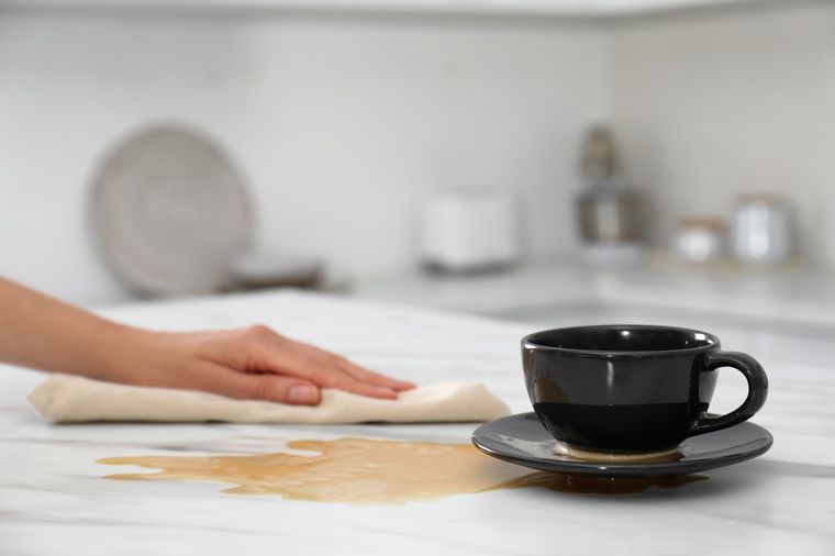 La mesada de la cocina es uno de los lugares que más limpios deben estar Foto: Shutterstock